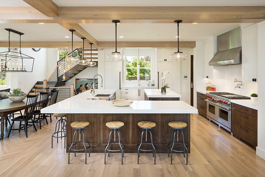 Sophisticated and functional kitchen with contrasting wood, highlighted by brilliant illumination. 