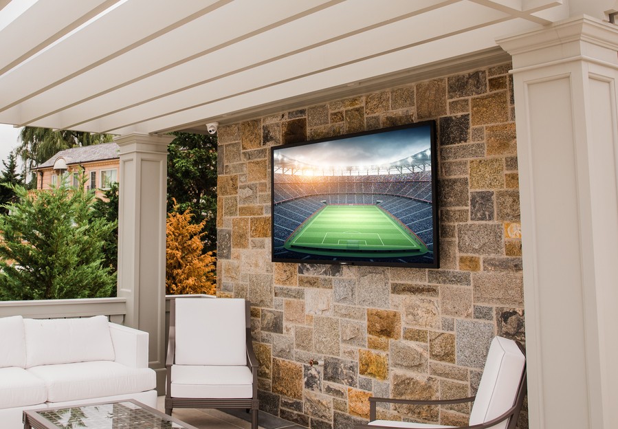 what-is-the-difference-between-outdoor-tvs-and-indoor-tvs